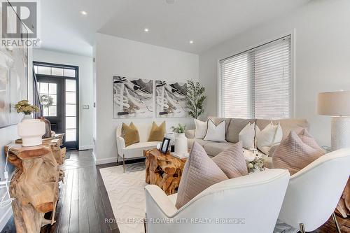 917 Mctrach Crescent, Milton, ON - Indoor Photo Showing Living Room