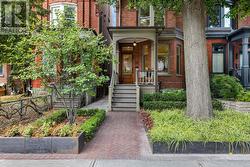 32 BORDEN STREET  Toronto, ON M5S 2M9