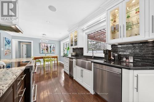 272 Goodram Drive, Burlington, ON - Indoor Photo Showing Kitchen With Upgraded Kitchen