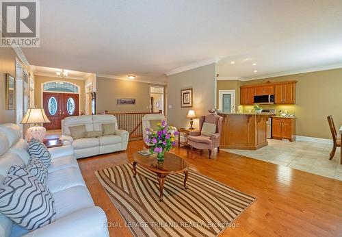 2285 Lilac Avenue, London South (South K), ON - Indoor Photo Showing Living Room