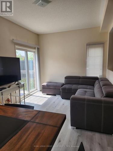 Upper - 680 Courtney Valley Road, Mississauga, ON - Indoor Photo Showing Living Room