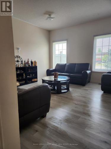 Upper - 680 Courtney Valley Road, Mississauga, ON - Indoor Photo Showing Living Room
