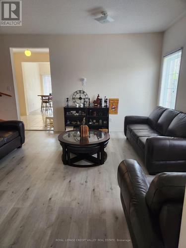 Upper - 680 Courtney Valley Road, Mississauga, ON - Indoor Photo Showing Living Room