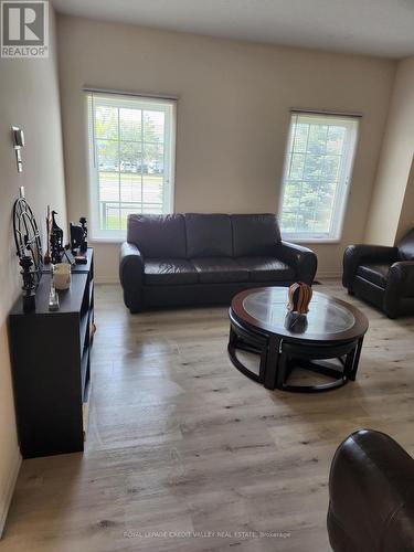 Upper - 680 Courtney Valley Road, Mississauga, ON - Indoor Photo Showing Living Room