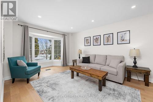 521 Sundown Crescent, Pickering, ON - Indoor Photo Showing Living Room