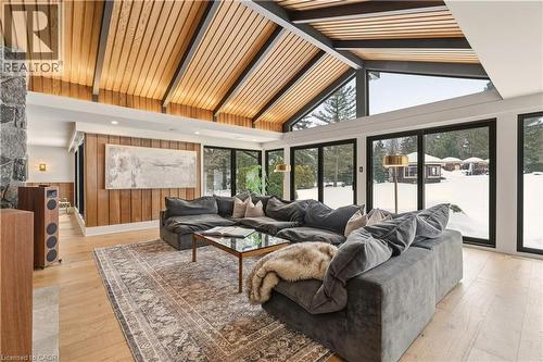 2510 Britannia Road, Burlington, ON - Indoor Photo Showing Living Room