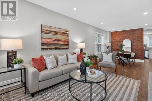 161 Connaught Avenue N, Hamilton, ON - Indoor Photo Showing Living Room