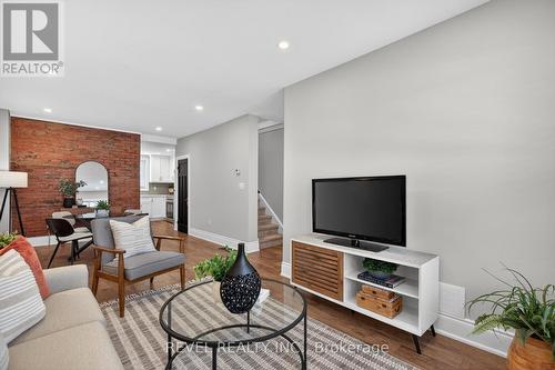 161 Connaught Avenue N, Hamilton, ON - Indoor Photo Showing Living Room
