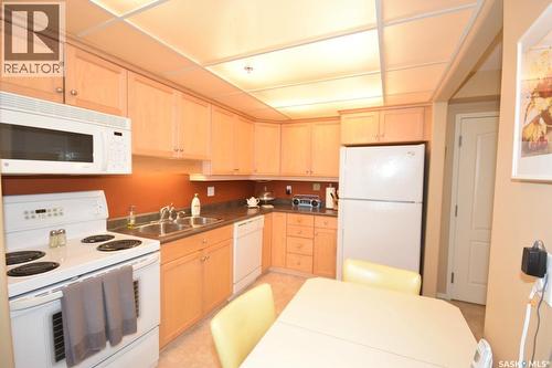 207 1622 Acadia Drive, Saskatoon, SK - Indoor Photo Showing Kitchen With Double Sink