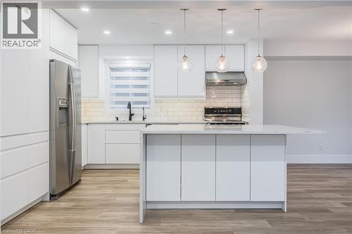 125 Steepleridge Street, Kitchener, ON - Indoor Photo Showing Kitchen With Upgraded Kitchen