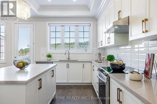 122 Scrivener Drive, Aurora, ON - Indoor Photo Showing Kitchen With Upgraded Kitchen