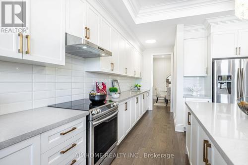 122 Scrivener Drive, Aurora, ON - Indoor Photo Showing Kitchen With Upgraded Kitchen