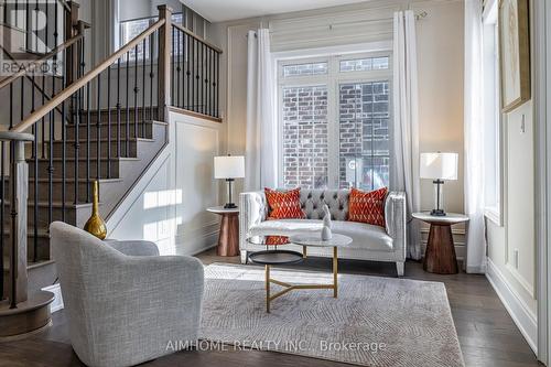 122 Scrivener Drive, Aurora, ON - Indoor Photo Showing Living Room