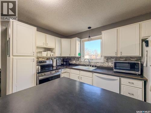 405 5Th Street E, Shaunavon, SK - Indoor Photo Showing Kitchen