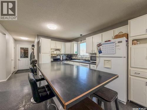 405 5Th Street E, Shaunavon, SK - Indoor Photo Showing Kitchen