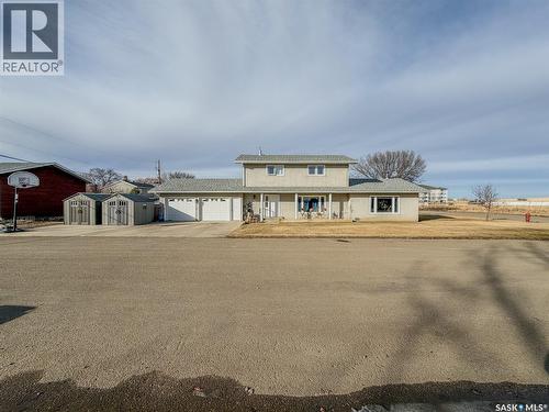405 5Th Street E, Shaunavon, SK - Outdoor With Deck Patio Veranda