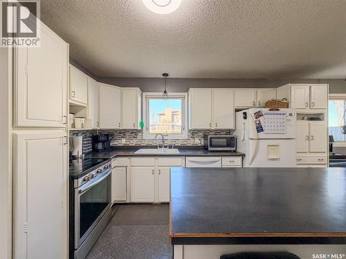 405 5Th Street E, Shaunavon, SK - Indoor Photo Showing Kitchen