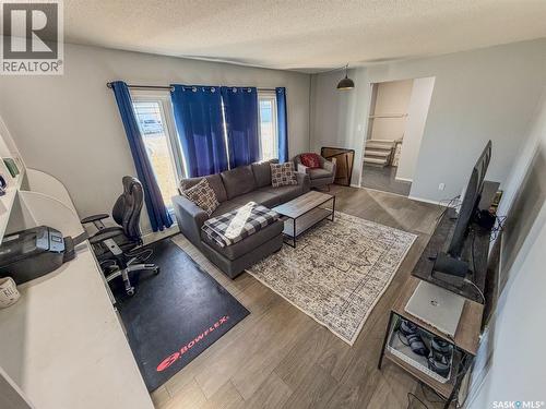 405 5Th Street E, Shaunavon, SK - Indoor Photo Showing Living Room