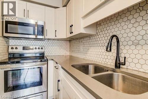 417 Garden Street, Cambridge, ON - Indoor Photo Showing Kitchen With Double Sink