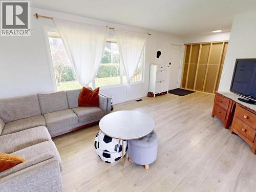 6519 King Ave, Powell River, BC - Indoor Photo Showing Living Room