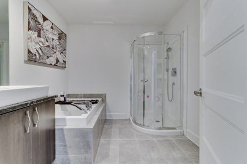 Bathroom - 8313 Av. Des Trembles, Laval (Duvernay), QC - Indoor Photo Showing Bathroom