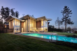 8407 Lochside Dr  Central Saanich, BC V8M 1T9