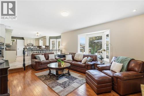 1 Meander Close, Hamilton, ON - Indoor Photo Showing Living Room