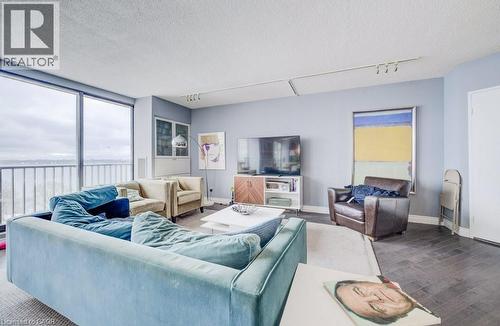 33 Harbour Square Unit# 1017, Toronto, ON - Indoor Photo Showing Living Room