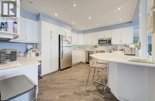 33 Harbour Square Unit# 1017, Toronto, ON - Indoor Photo Showing Kitchen