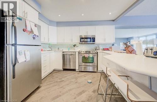 33 Harbour Square Unit# 1017, Toronto, ON - Indoor Photo Showing Kitchen