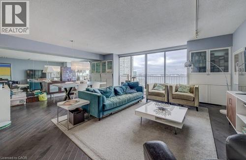 33 Harbour Square Unit# 1017, Toronto, ON - Indoor Photo Showing Living Room