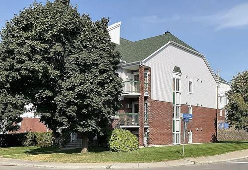 102-240 Rue des Violettes  Sainte-Thérèse, QC J7E 2H4