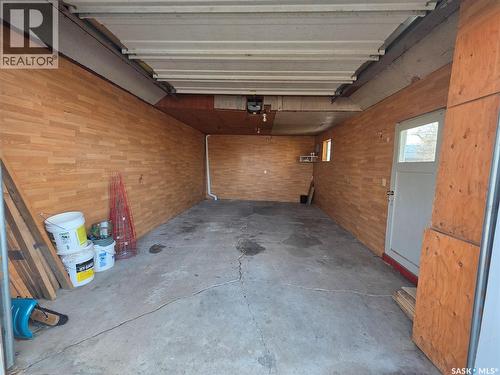 342 Tavistock Avenue, Torquay, SK - Indoor Photo Showing Garage