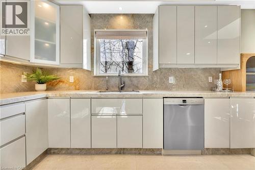 600 Henderson Drive, Aurora, ON - Indoor Photo Showing Kitchen With Upgraded Kitchen