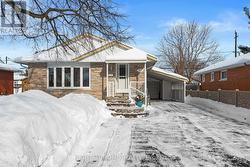 757 DICKENS AVENUE  Ottawa, ON K1G 2X9