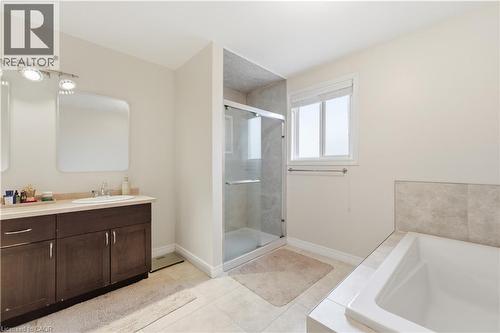 34 Haskins Court, Hamilton, ON - Indoor Photo Showing Bathroom