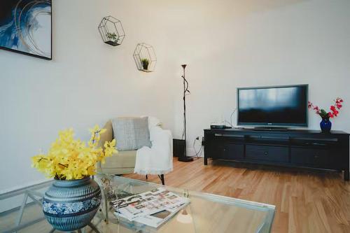 Salon - 8004 Rue Dora, Montréal (Lasalle), QC - Indoor Photo Showing Living Room
