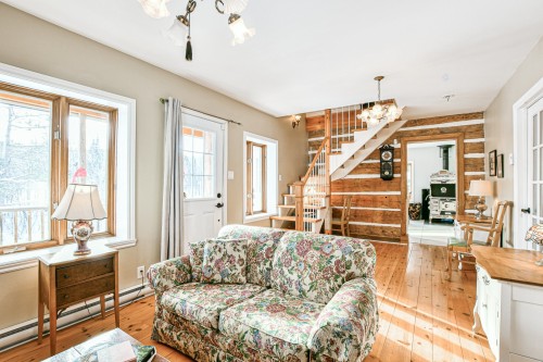 Salon - 2216 Mtée Sauvage, Saint-Adolphe-D'Howard, QC - Indoor Photo Showing Living Room