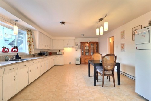 Logement - 798  - 800 Boul. Des Chutes, Québec (Beauport), QC - Indoor Photo Showing Kitchen With Double Sink