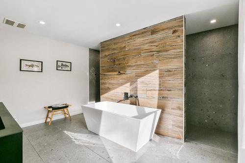 Salle de bains attenante à la CCP - 539 Ch. Du Poète, Prévost, QC - Indoor Photo Showing Other Room