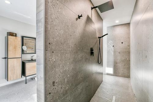 Salle de bains attenante à la CCP - 539 Ch. Du Poète, Prévost, QC - Indoor Photo Showing Other Room