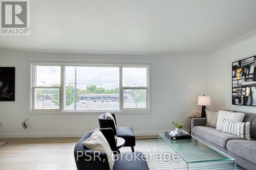 514 Krug Street, Kitchener, ON - Indoor Photo Showing Living Room