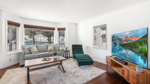 945 Westridge Way, Invermere, BC - Indoor Photo Showing Living Room