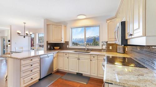 945 Westridge Way, Invermere, BC - Indoor Photo Showing Kitchen