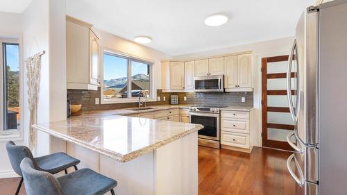 945 Westridge Way, Invermere, BC - Indoor Photo Showing Kitchen With Upgraded Kitchen