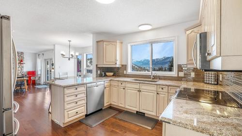 945 Westridge Way, Invermere, BC - Indoor Photo Showing Kitchen