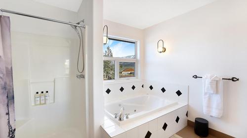 945 Westridge Way, Invermere, BC - Indoor Photo Showing Bathroom