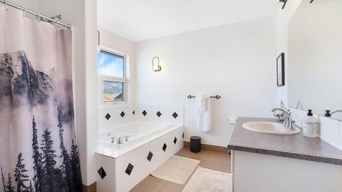 945 Westridge Way, Invermere, BC - Indoor Photo Showing Bathroom