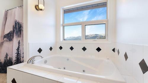 945 Westridge Way, Invermere, BC - Indoor Photo Showing Bathroom
