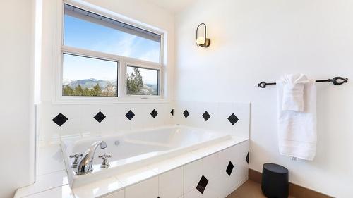 945 Westridge Way, Invermere, BC - Indoor Photo Showing Bathroom